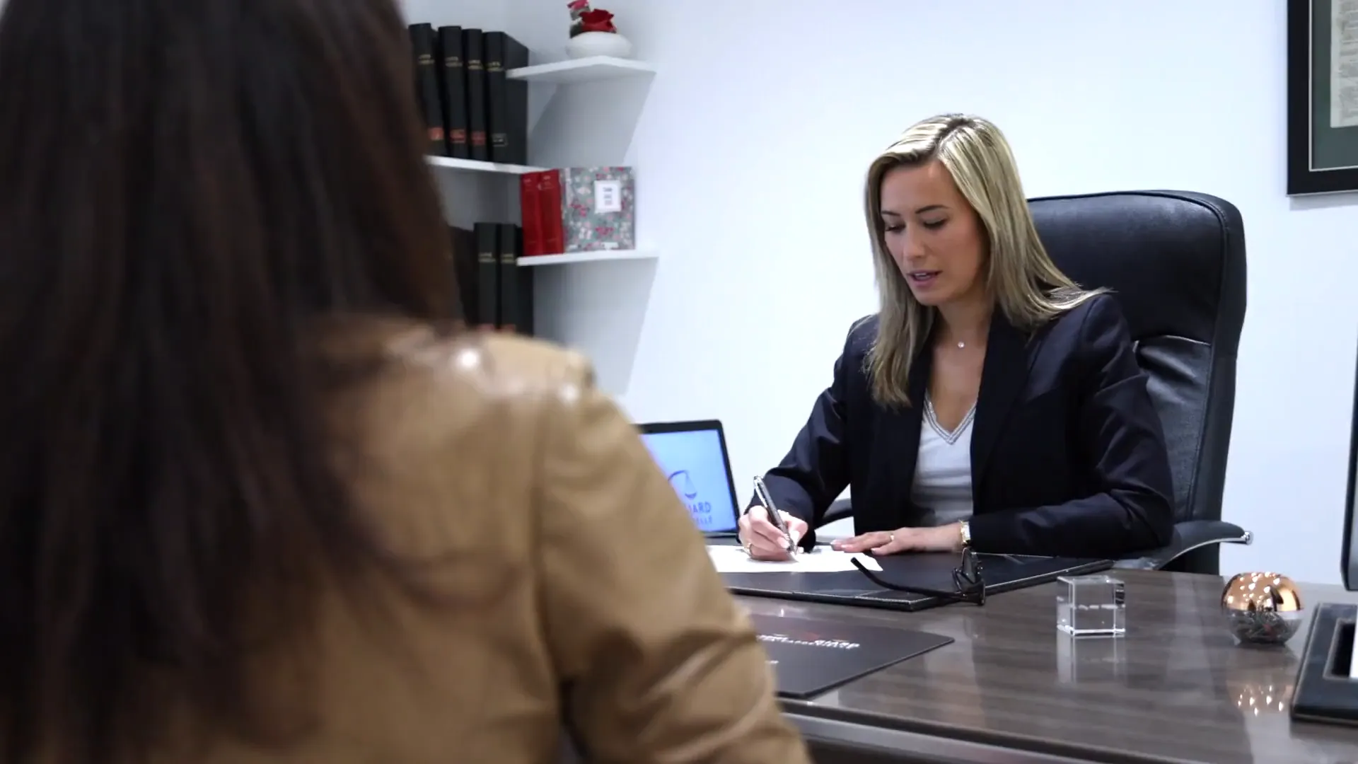 Me Justine Giard, avocate à Pau, en rendez-vous à son bureau