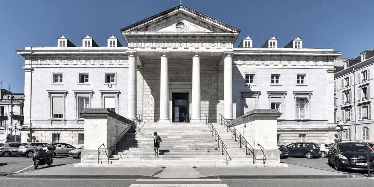 Le palais de justice de Pau, colonnes et escalier